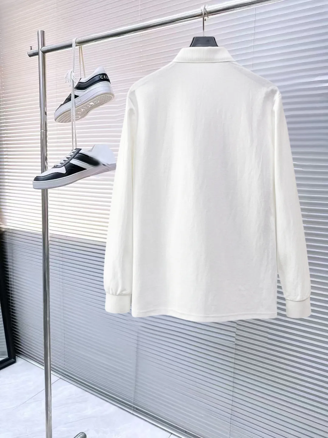 LP New Arrival long-sleeved Polo shirt, original fabric, official Same Style, made of pure cotton pique fabric, custom-made in the same vat, feels very comfortable and smooth, very wide and stylish, produced by factory for first-line brands, imported Behringer embroidery machine, embroidery is full and textured, collar and collar ribs are woven with imported yarn, does not deform after long-term wear, the most New Arrival style in autumn and winter, fashionable and individual Super Versatile and good-looking. It is very suitable for both men and women. It is a must-have for everyone. Size: M-XXXL